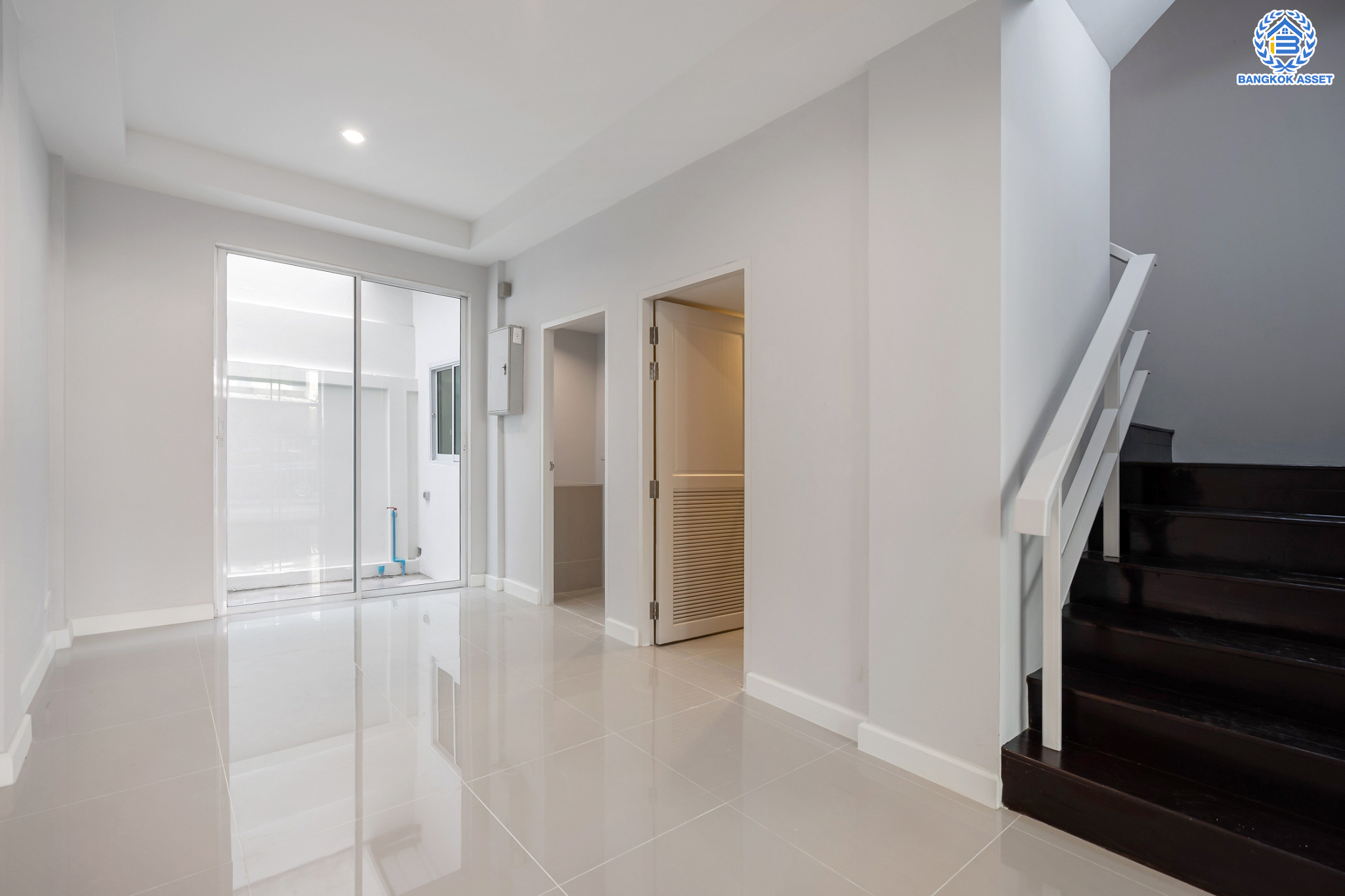 บ้านมือสองตกแต่งใหม่ ม.เดอะพาร์ค ลาดพร้าววังหิน78 ทาวน์โฮม 3 ชั้นครึ่ง เนื้อที่ 16 ตร.ว. ฟังก์ชันจัดเต็ม 3 ห้องนอน (มีห้องน้ำในตัวทุกห้อง) 4 ห้องน้ำ จอดรถได้1 คัน บนทำเลเชื่อมต่อหลายเส้นทาง ใกล้เซ็นทรัลลาดพร้าว เมเจอร์รัชโยธิน ม.ราชภัฏจันทรเกษม ทางด่วน "ฉลองรัช" และรถไฟฟ้าสายสีเขียว "สถานีเสนานิคม"